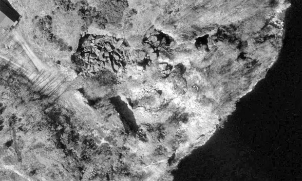 Gruveområdet fra flybilde i 1989. En ser at deler av gruva har kollapset til en stor og en mindre ur. Fra norgeibilder.no