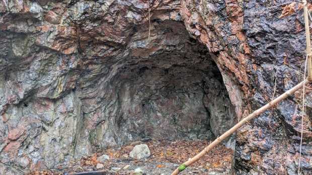 Liten gruveåpning der det er flere spor etter kruttsprengning. Foto: PS