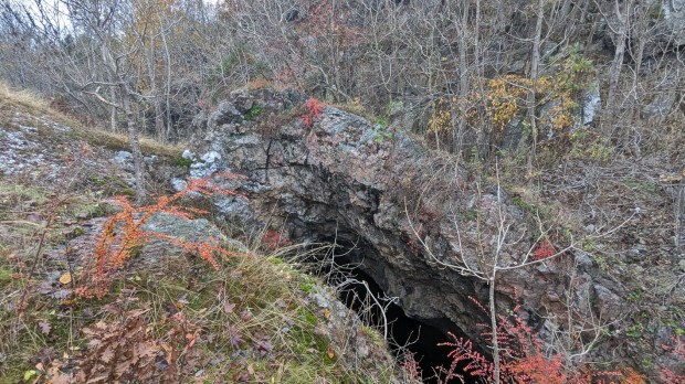 Sjakt nedover langs hengsiden av gruva. Foto PS