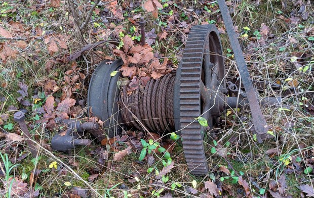 Et av sporene fra driften av gruva, trolig for å heise opp stein, eller lense? Foto: PS