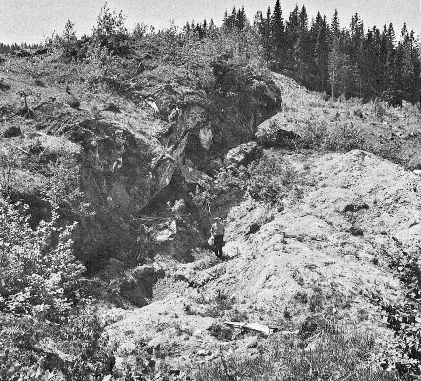 The Sparsås quarry after digging the spoil heap for road material in the late 1960s. Note the steep cliff, which was undermined by quarrying, leading to detachment of all the blocks covering the western part. Photo by Arne Skjølsvold, in Skjølsvold (1979).