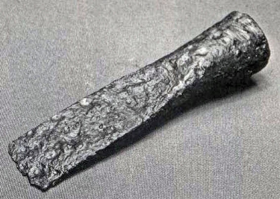 The iron celt found in the spoil heap in the late 1960s. Photo by Universitetets Oldsakssamling, from Skjølsvold (1979)