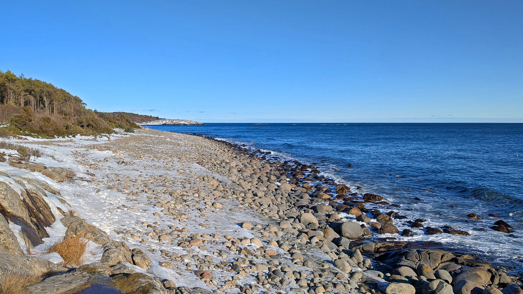 Rullesteinsstranda langs Raet, ut mot Skagerrak mellom Markopp og Spornes, yttersida av Hove, Tromøy. Foto PS