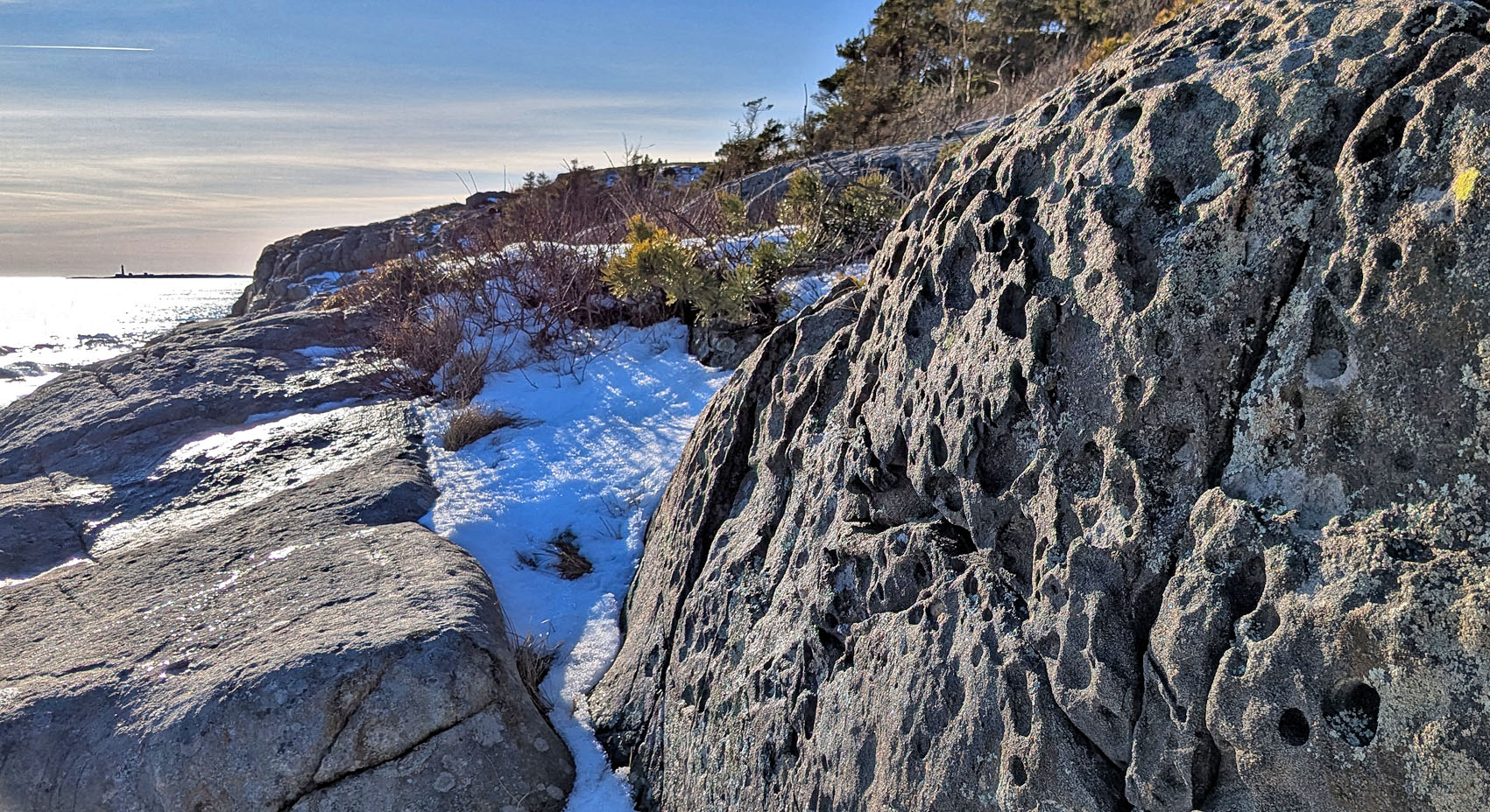 Tafoni i amfibolitt ved Markopp på yttersiden av Hove, Tromøy. Foto PS