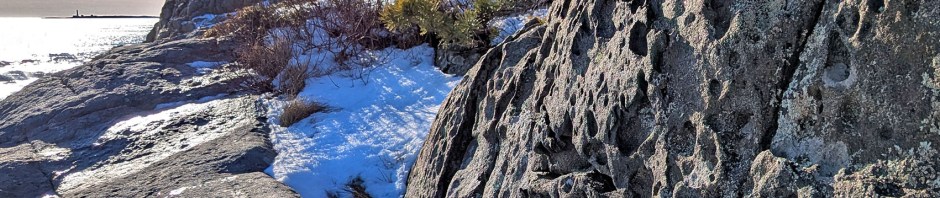 Tafoni i amfibolitt ved Markopp på yttersiden av Hove, Tromøy. Foto PS
