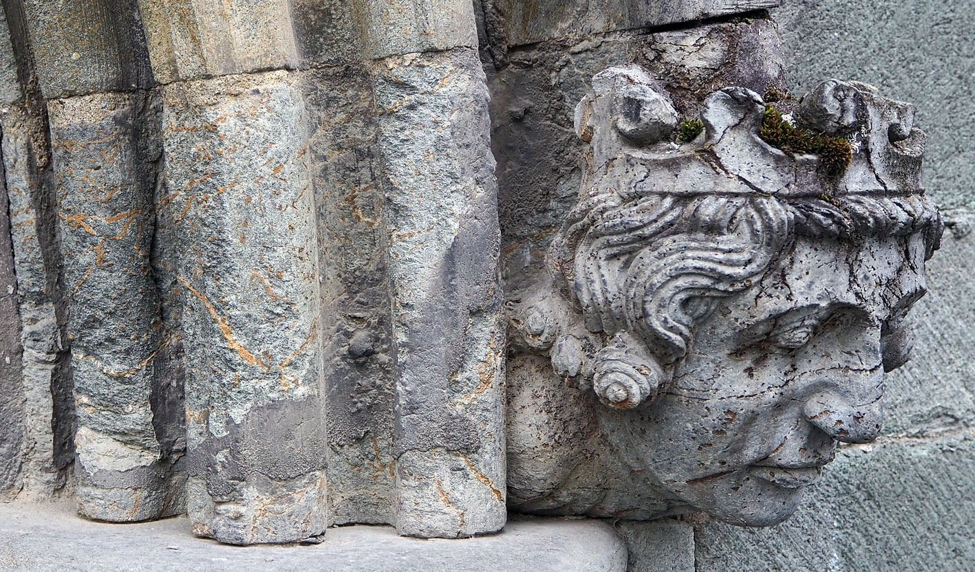 The Janus-faced stone of the king: Excellently preserved, protruding head regularly washed by rain, and retracted mouldings in the same stone piece protected from rain on which salt accumulates and leads to weathering. It Photo by PS