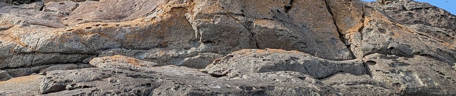 Svaberg pepret med tafoni på yttersida av Sandøya. Foto: PS