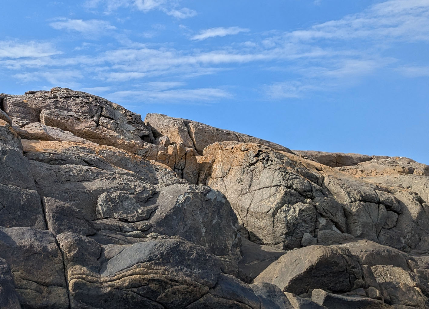 Småfallen tafoni i store mengder på svaberga mot Skagerrak. Åkertangen, Sandøya. Foto: PS