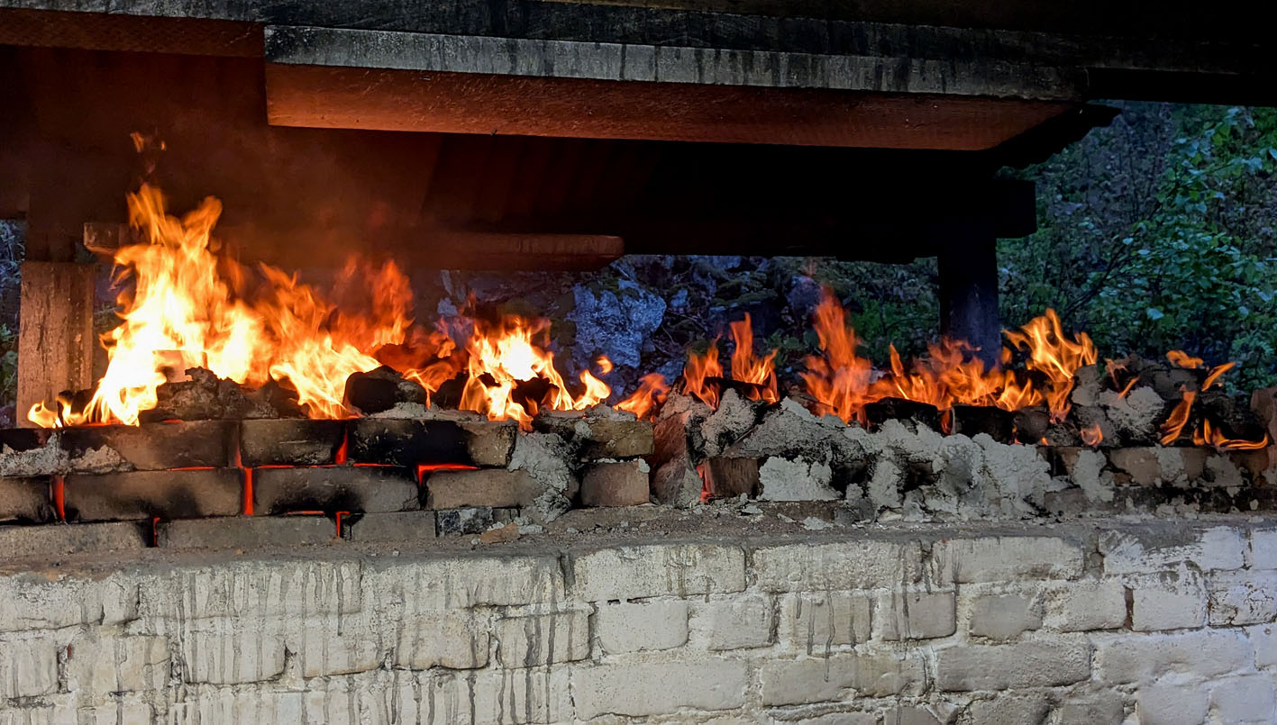 Dansende flammer på toppen av begge ovnene. Det er et tegn på at råstoffet begynner å bli gjennombrent. Foto: PS
