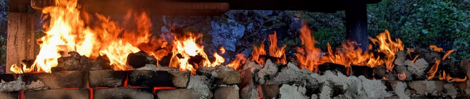 Dansende flammer på toppen av begge ovnene. Det er et tegn på at råstoffet begynner å bli gjennombrent. Foto: PS