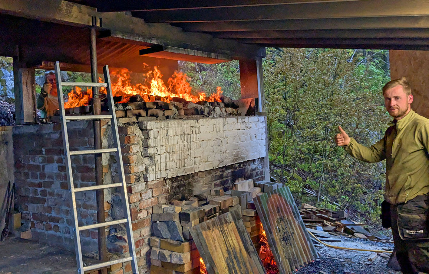 Kalkovnene på Grenstøl brenner godt. Henrik er fornøyd! Det er også Anders i bakgrunnen. Foto: PS