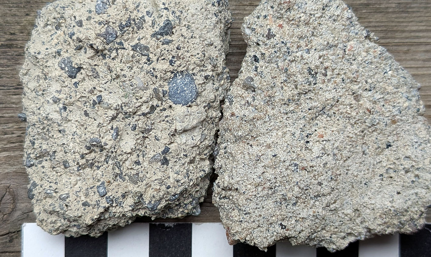 Tilslaget (sandens) betydning for gode mørtler: Til venstre Brevikkalk med grov sand med mye finstoff, til høyre samme kalk med finere sand med lite finstoff. Grov sand med mye finstoff gir vesentlig fastere mørtel. Foto: PS