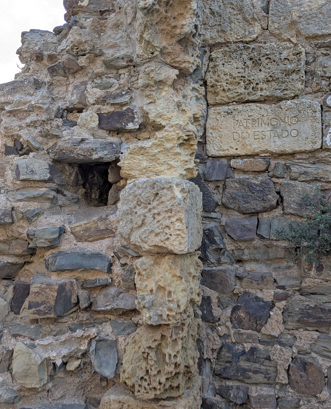 Young calcareuos sandstone has occasionally been used as building stone. Here at a ruined portal at the Aljezur medieval castle. Heavy weathering related to rhizoliths and tafoni. The dark rubble stone is sand/siltstone form the sturdier parts of Carboniferous turbidites. Photo by PS