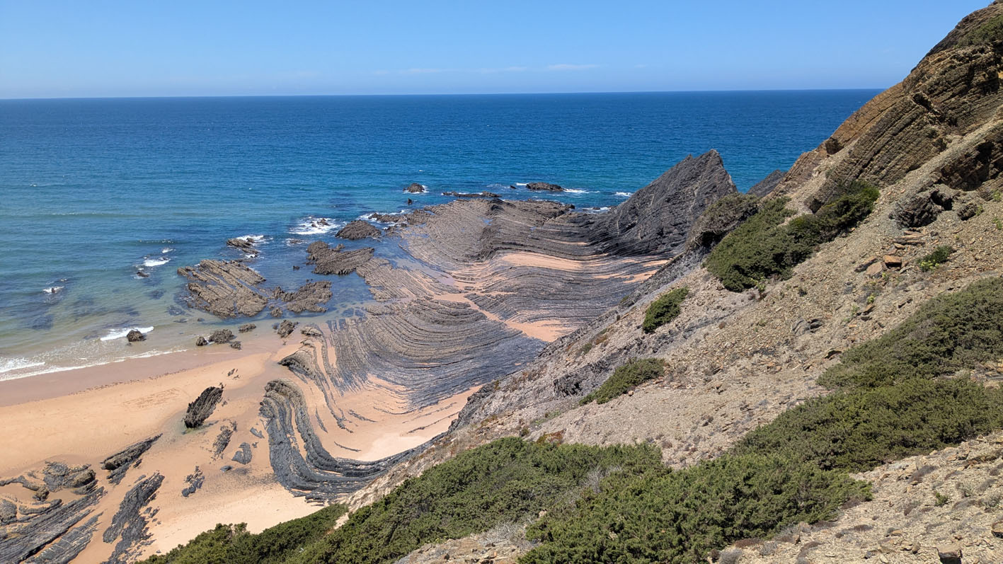 Folded turbidites on the Amoreira beach. Photo by PS