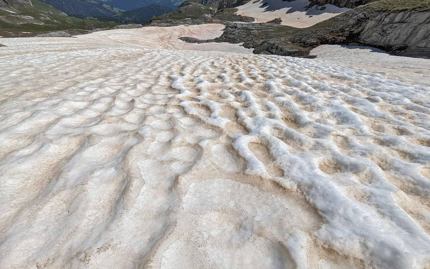 Although salts in tafoni formation probably mainly derive from the rock itself, sulphates in Saharan dust may be a minor contributor. Here’s a snow patch at 2500 m close to Muttenbergen S in 2024.