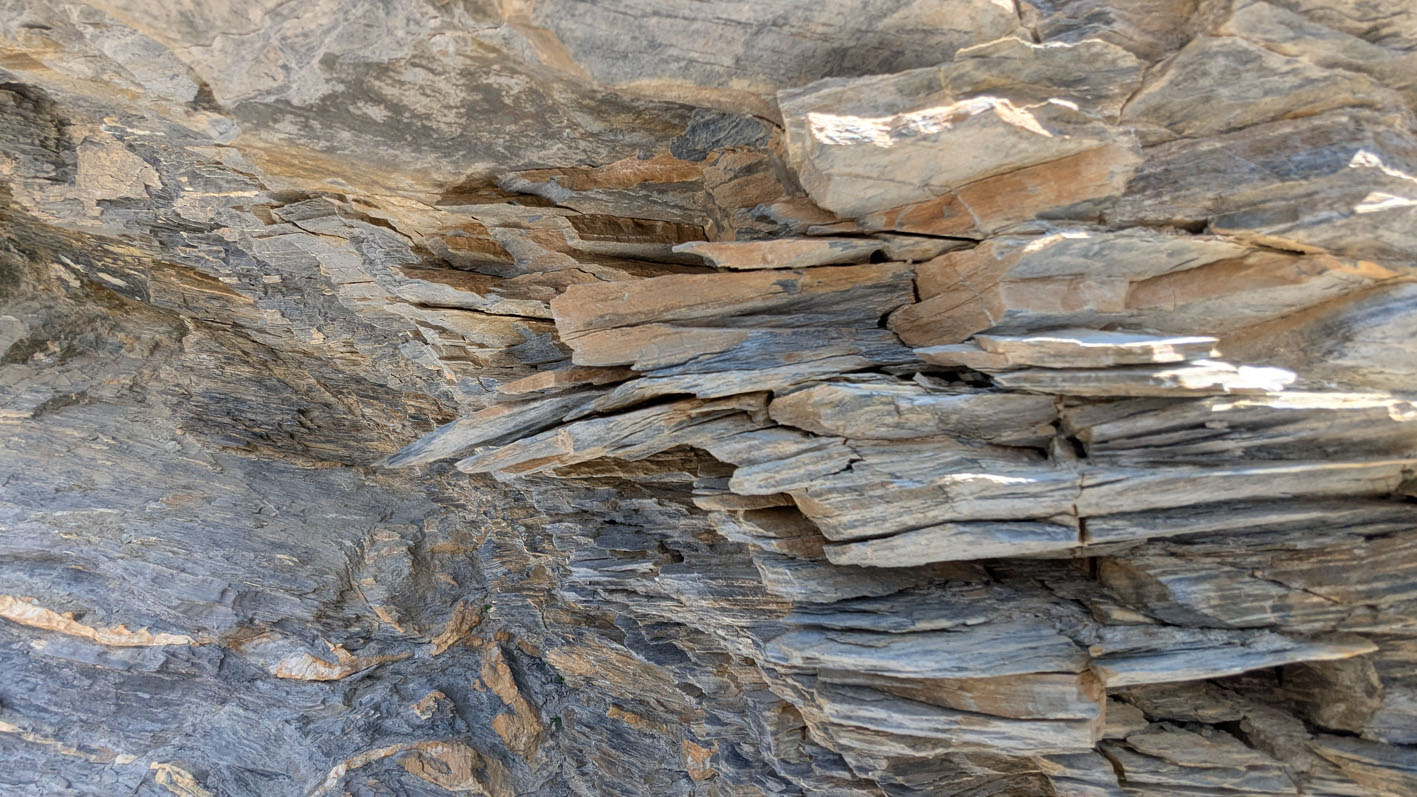 Splintered layers of shale, probably caused by frost (Muttenbergen W). Photo by PS