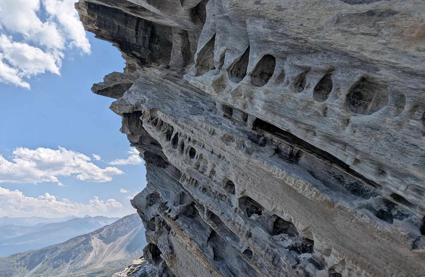 Small-scale tafoni and some differential weathering (Kistenstöckli S). Photo by PS