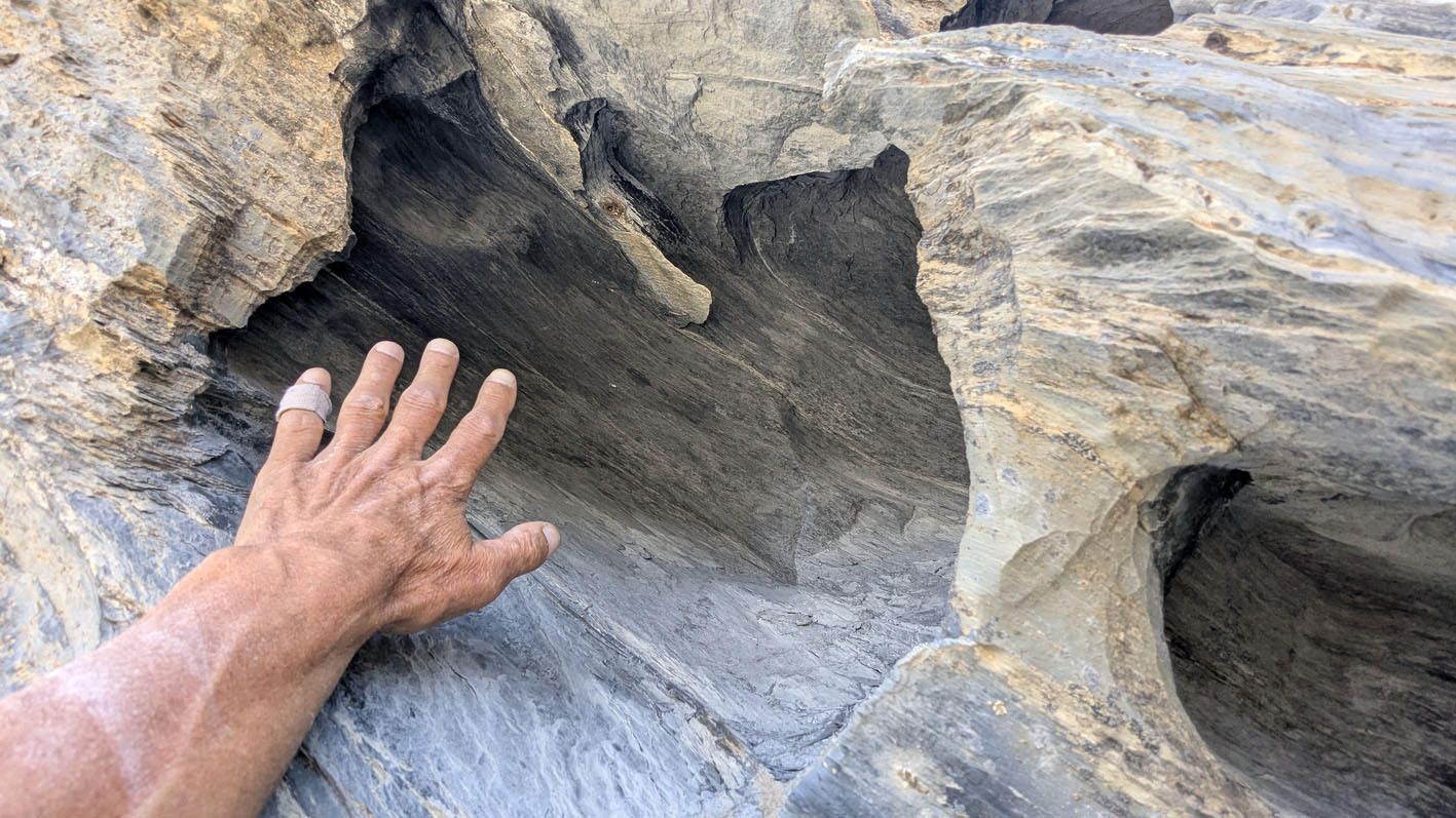 Larger-scale single tafoni hole, possibly developed by growth and collapse of several smaller holes. (Kistenstöckli S). Photo by PS