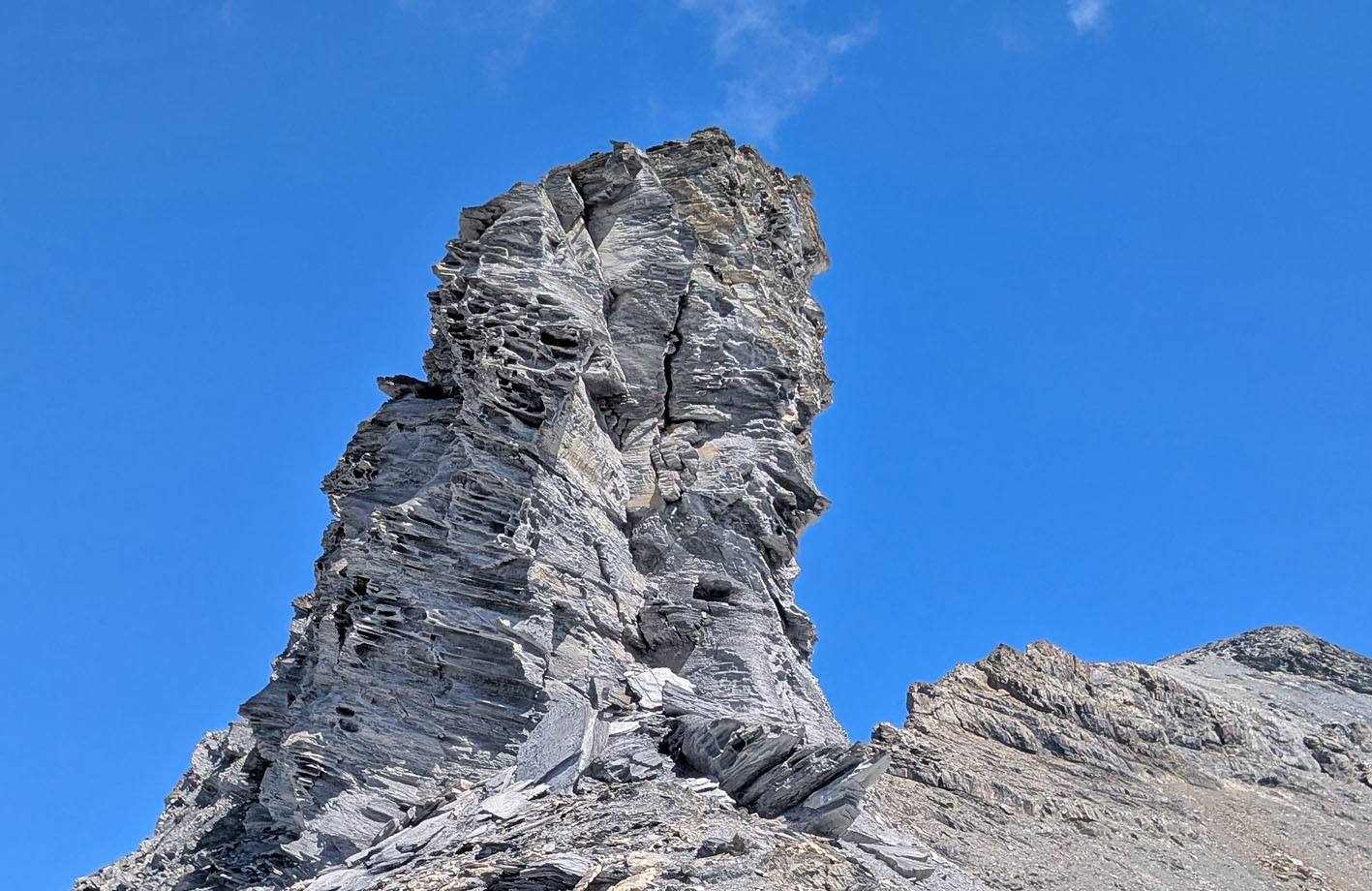 Tafoni and differential weathering in a c. 20 m high pinnacle (Muttenbergen N). Photo by PS