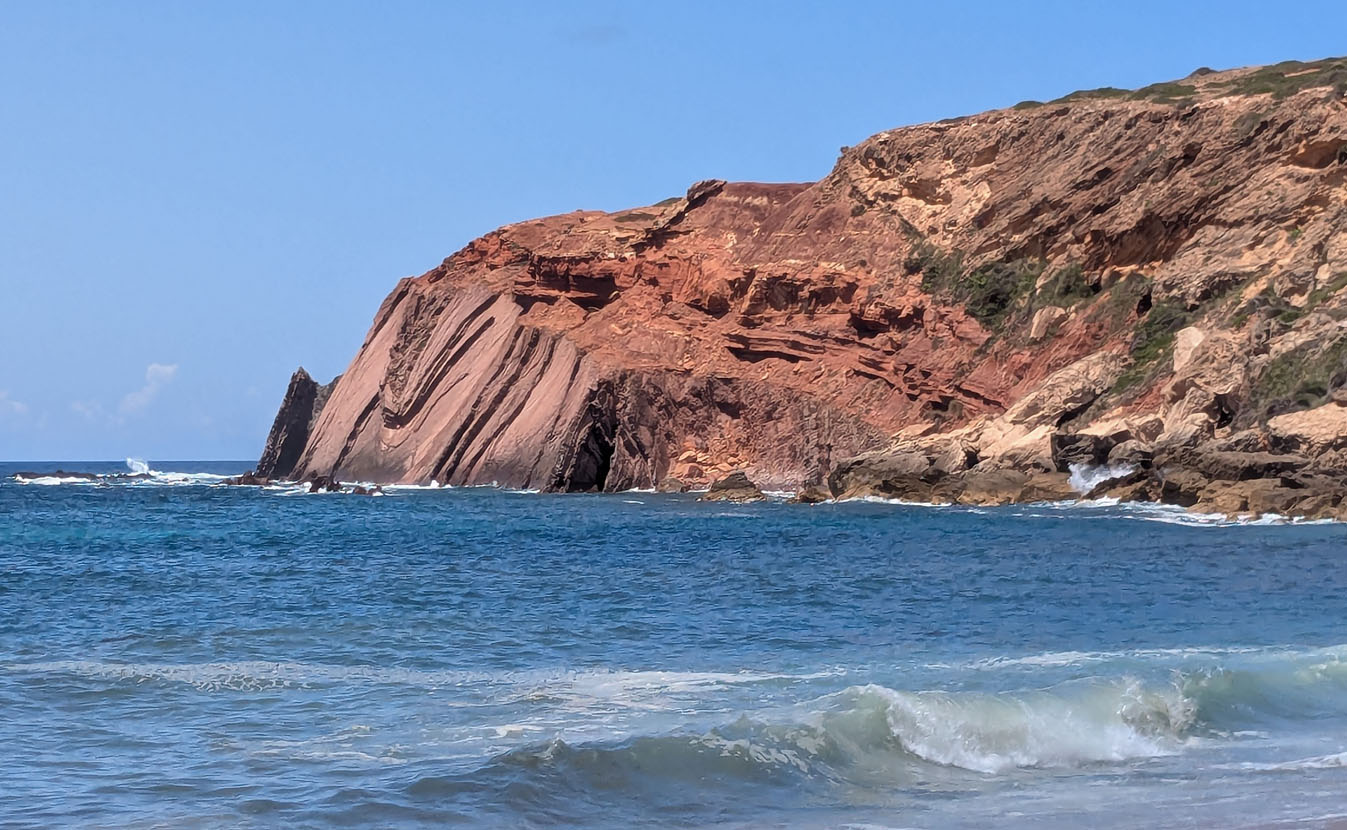 The Telheiro incomformity, with Carboniferous, folded turbidites below and Triassic (semi)horizontal sandstone beds above. Photo by PS