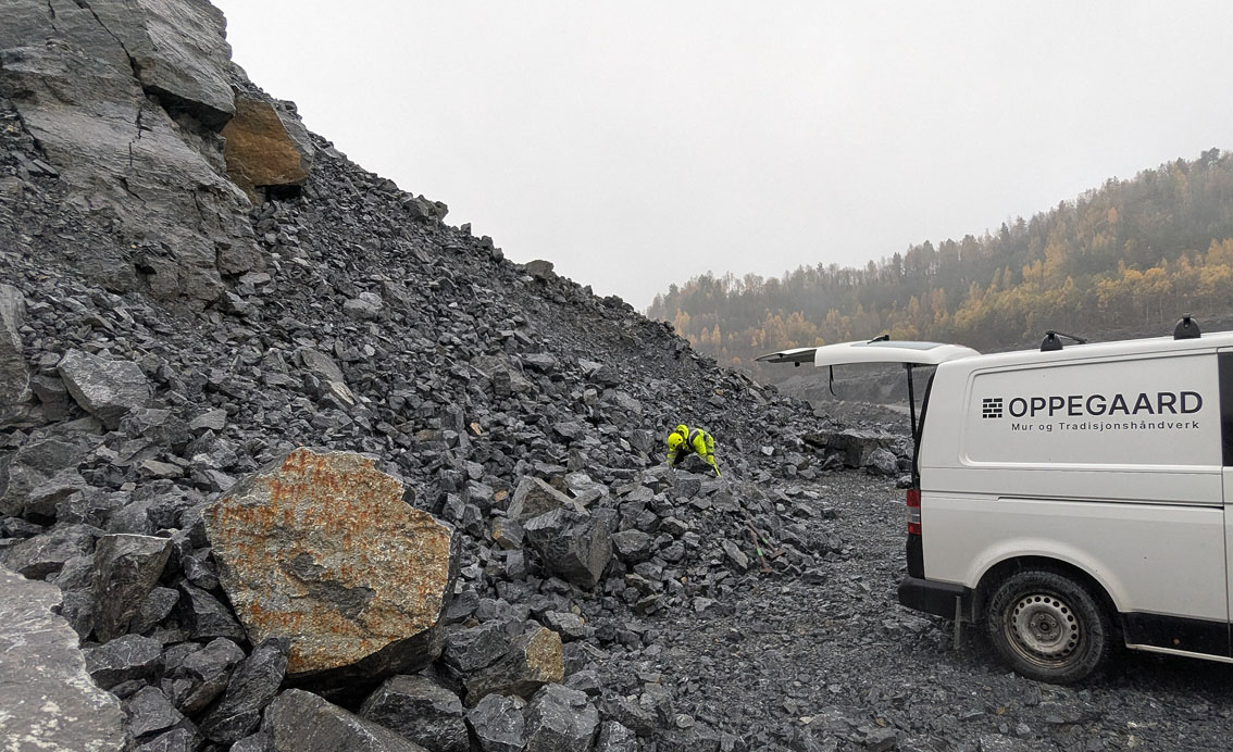 I Bjørntvedt laster vi en annen kalkstein for testing. Noe mer uren enn nede i Dalen gruver. Foto PS