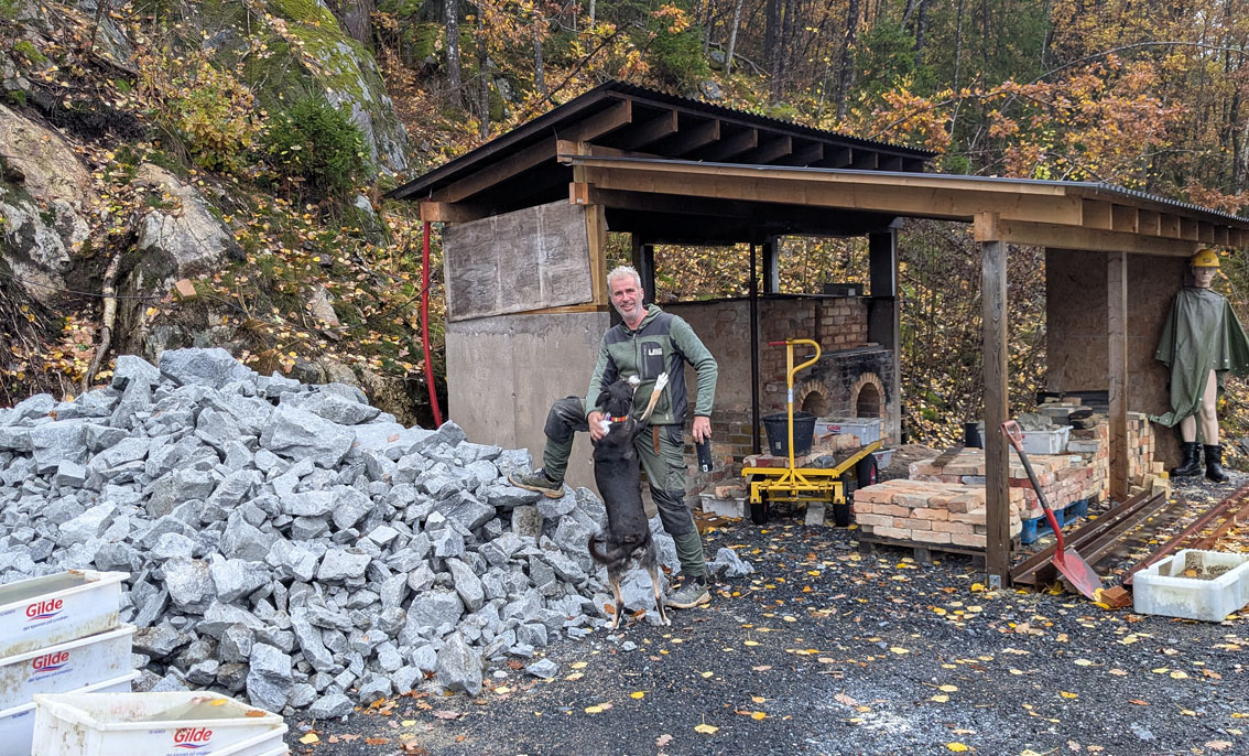 15 tonn kalkråstoff rikere. Anders og Wilma fryder seg. Foto PS. Velkommen på kalkbrenning 7. november. Vi klarer ikke å brenne alt, men et par tonn kan det gå med.