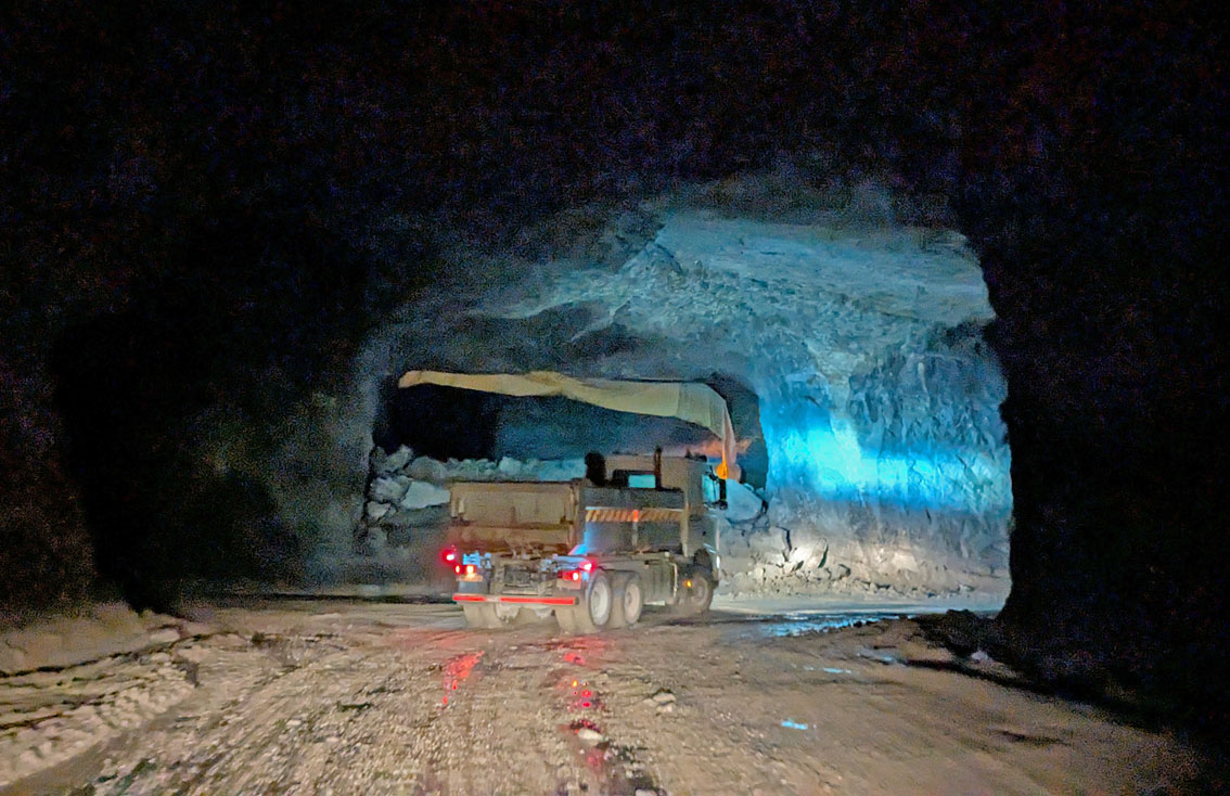 Nedover i gruva bærer det, riktignok ikke helt til bunns på -340 m. Under Brevik og Eidangerfjorden er det ikke mindre enn 220 km gruveganger. Foto PS
