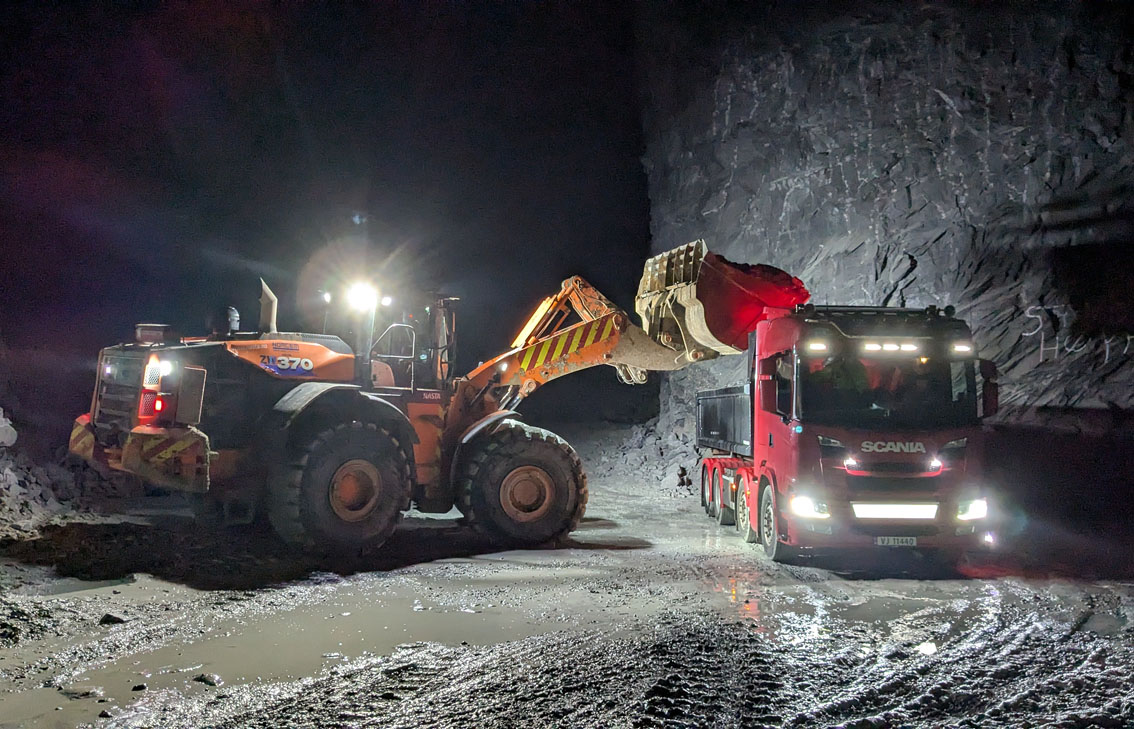 Lasting av «typestein», den beste råstoffkvaliteten på -146 m i Dalen gruver. Foto: PS
