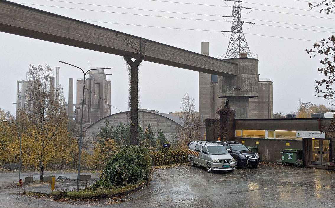 Oppmøte ved Bergavdelingen til Heidelberg, med Brevik sementfabrikk i bakgrunnen. Foto PS