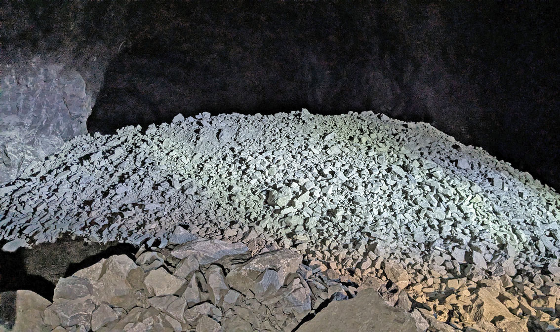 Mellomlager på -146 m. Hundrevis av tonn med «typestein». Dette er kvaliteten vi vil ha, med rundt 90% kalkspat. Se denne artikkelen om geologien til kalkforekomstene i Brevik. Foto PS