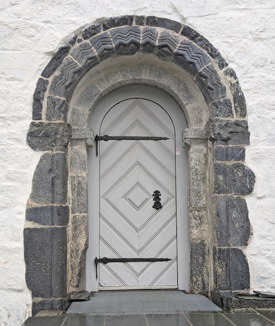Svipptur innom den romanske portalen på Eidanger kirke, et par km sør for Bjørntvedt. Portalen er hogd i lokal kalkstein på 1100-tallet. Foto: PS